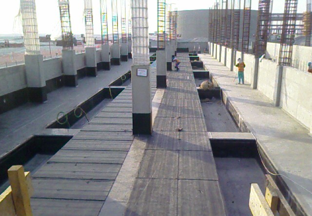 Rooftop waterproofing membrane installation between concrete columns
