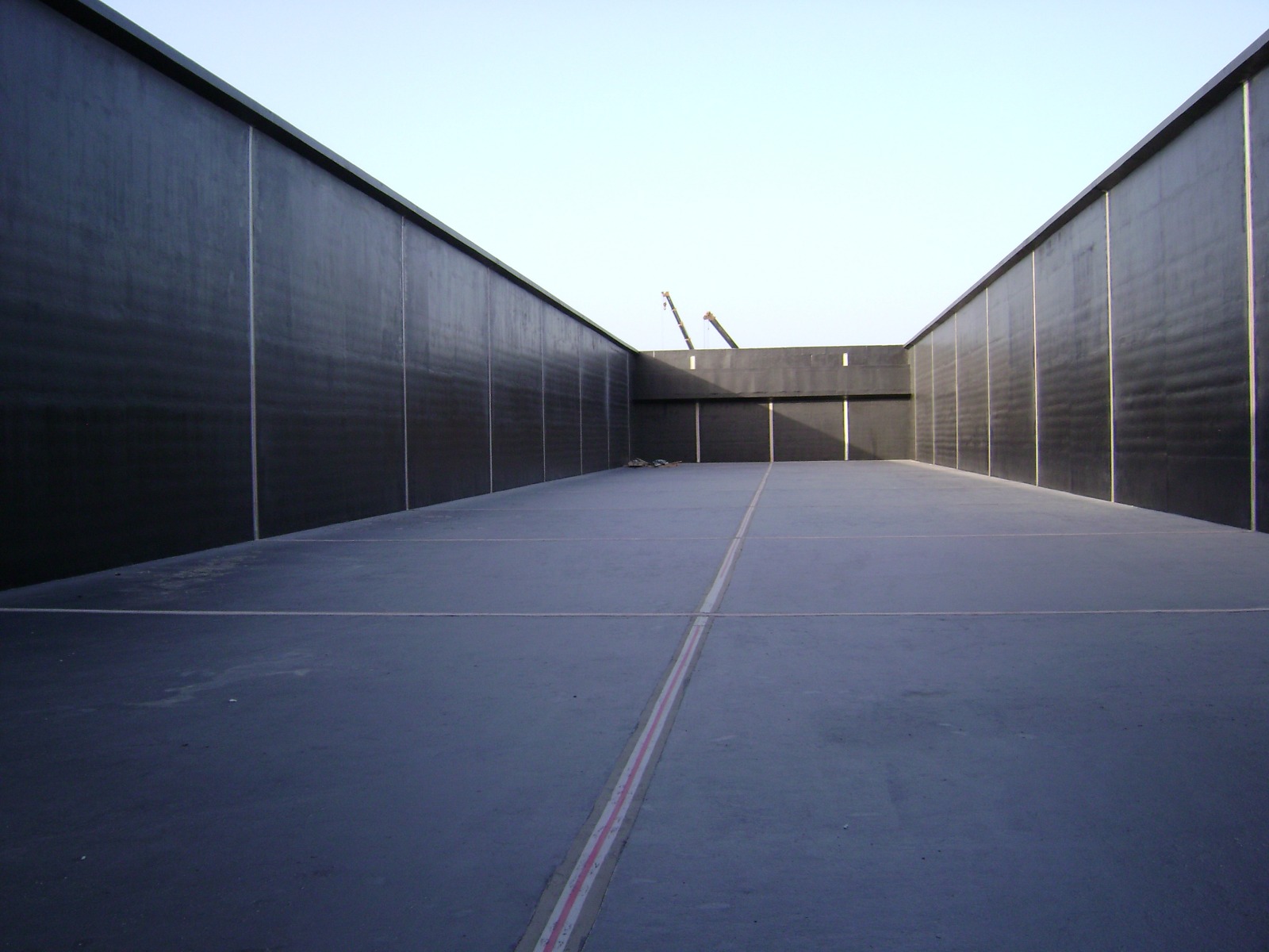 Waterproofed concrete water-retaining structure with protective coating, Gulf project